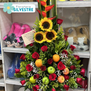 arreglo de flores con frutas