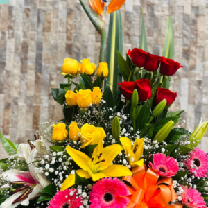 Arreglo con Rosas, Lirios y Gerbera multicolor