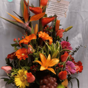 Arreglo Floral con Rosas, gerberas, lirios y frutas