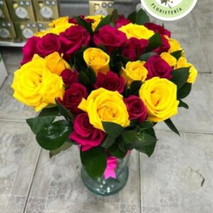 Jarrón con 24 Rosas Amarillas y rojas