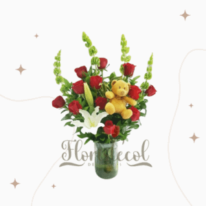 Jarron con rosas, un lirio y un peluche