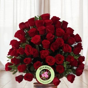 Detalle Floral con 100 Rosas Rojas