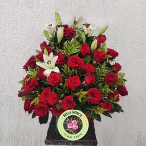 Arreglo Floral 48 Rosas Rojas y 4 lirios