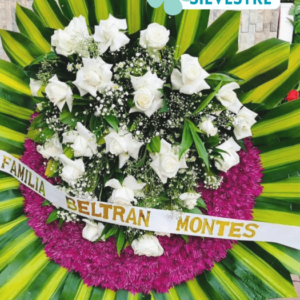 Corona de rosas blancas con decoración morada/blanca